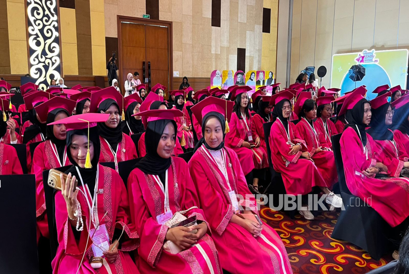 Sebanyak 100 perempuan muda dari berbagai daerah di Indonesia resmi terpilih sebagai penerima Glow & Lovely Bintang Beasiswa 2025. 