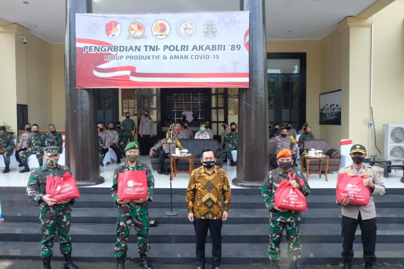 Sebanyak 100 ribu masker dan 3.000 paket sembako dalam bakti sosial Akabri TNI-Polri angkatan 1989 bersama Yayasan Pundi Amal Peduli Kasih.