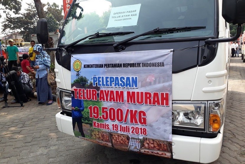 Sebanyak 100 ton telur ayam digelontorkan produsen untuk operasi pasar di 50 titik Jabodetabek.