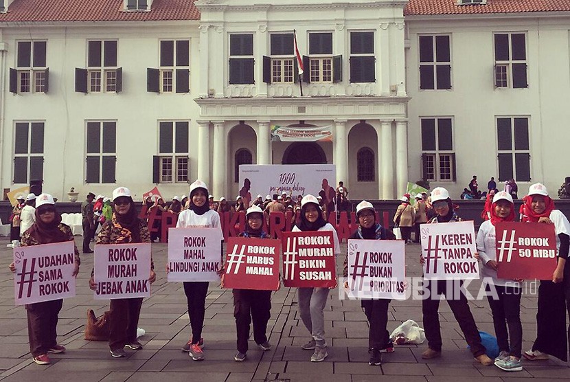 Sebanyak 1000 perempuan Indonesia dari berbagai kelompok dan organisasi bergabung di Kota Tua, Jakarta, untuk mendeklarasikan diri mendukung gerakan #RokokHarusMahal, Sabtu (21/4). 