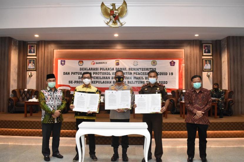 Sebanyak 11 pasangan calon bupati dan wakil bupati peserta pilkada 2020 di empat kabupaten di Bangka Belitung (Babel) mendeklarasikan kampanye damai, berintegritas, dan patuh terhadap protokol kesehatan pencegahan Covid-19, Jumat (25/9).