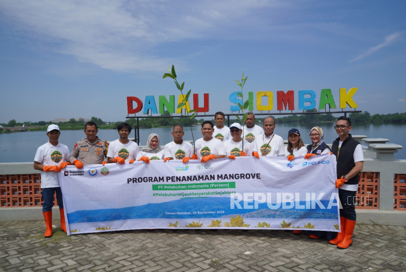 Sebanyak 11 ribu bibit mangrove ditanam di kawasan Danau Siombak Medan, Sumatera Utara, Selasa (23/9/2025). PTP Nonpetikemas turut aktif dalam aksi yang berlangsung di kawasan seluas 5,5 hektare tersebut.