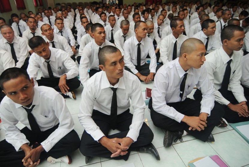 Sebanyak 110 tenaga kerja Indonesia (TKI) bersiap untuk diberangkatkan ke Korea Selatan, Ciracas, Jakarta, Senin (7/5). (Republika/Aditya Pradana Putra)