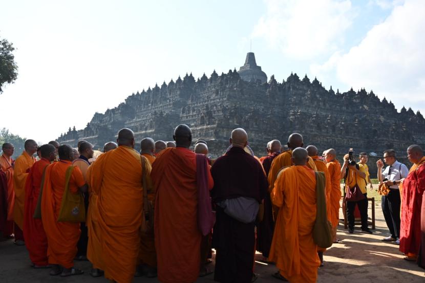 Sebanyak 113 Sangha dari World Buddhist Sangha Council atau Dewan Sangha Buddha Dunia dari berbagai belahan negara di dunia seperti Indonesia, Srilanka, Thailand, Taiwan, Korea, Australia, Amerika dan Brazil, serta 15 Sangha dari Indonesia melakukan perjalanan bakti ke Magelang, Jawa Tengah untuk berdoa bersama. 