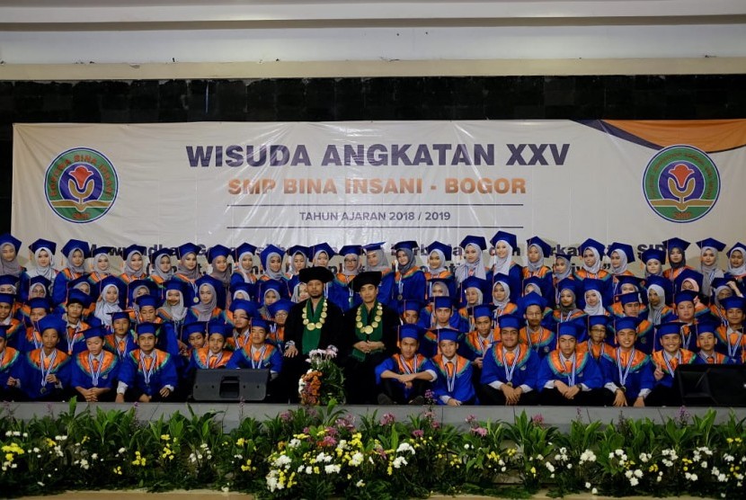 Sebanyak 119 siswa SMP Bosowa Bina Insani angkatan ke-25 mengikuti upacara wisuda.