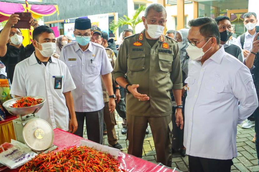 Sebanyak 12 bahan pangan pokok yang digelar di Pasar Tani Ramadhan laris diborong masyarakat di Kota Gorontalo. 