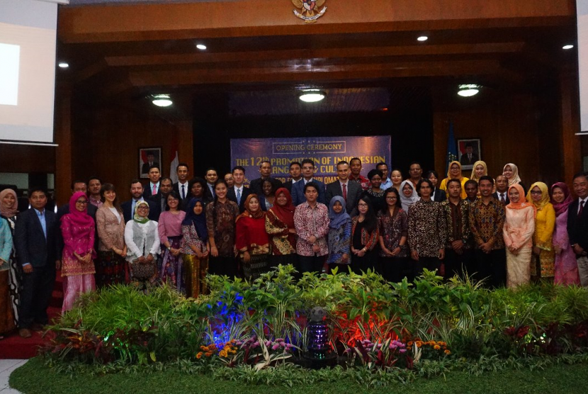 Sebanyak 12 diplomat asing dari 12 negara akan belajar bahasa dan budaya Indonesia di Universitas Muhammadiyah Malang (UMM). 