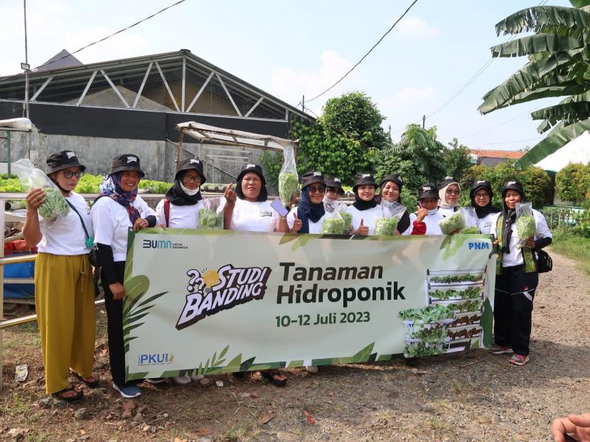 Sebanyak 12 nasabah PNM Mekaar sejak tanggal 10 sampai 12 Juli 2023 di JS Hidroponik, Bekasi, Jawa Barat melakukan kegiatan studi banding untuk meningkatkan edukasi dan ilmu baru kepada nasabah dalam dunia pertanian.