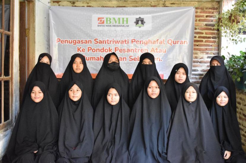Sebanyak 12 santriwati Pesantren Daar El-Maarif, Pandeglang, terpilih menjadi uru Quran di beberapa pesantren dan Rumah Quran Hidayatullah yang ada di Banten.