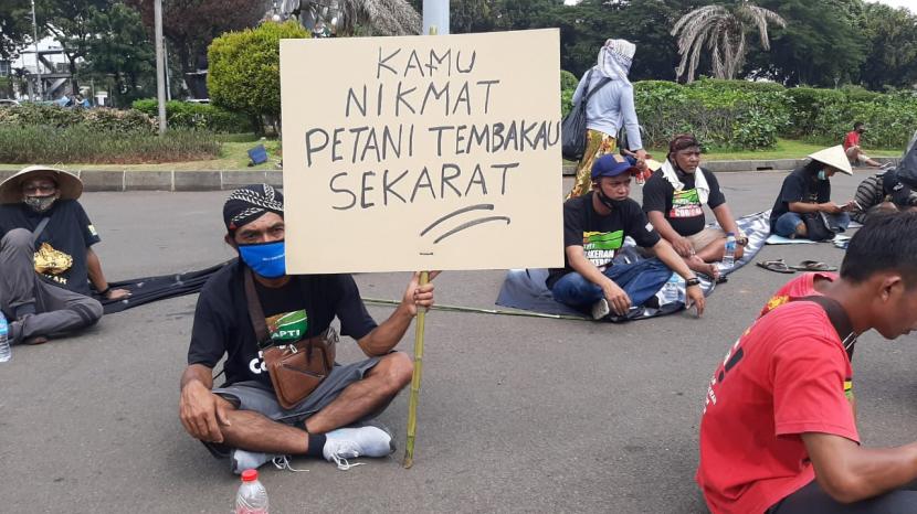 Sebanyak 120 petani yang tergabung dalam Asosiasi Petani Tembakau Indonesia (APTI) menggelar aksi di sekitar Patung Kuda, Gambir, Jakarta Pusat, Senin (16/11). Mereka meminta Presiden Jokowi membatalkan rencana menaikkan cukai rokok
