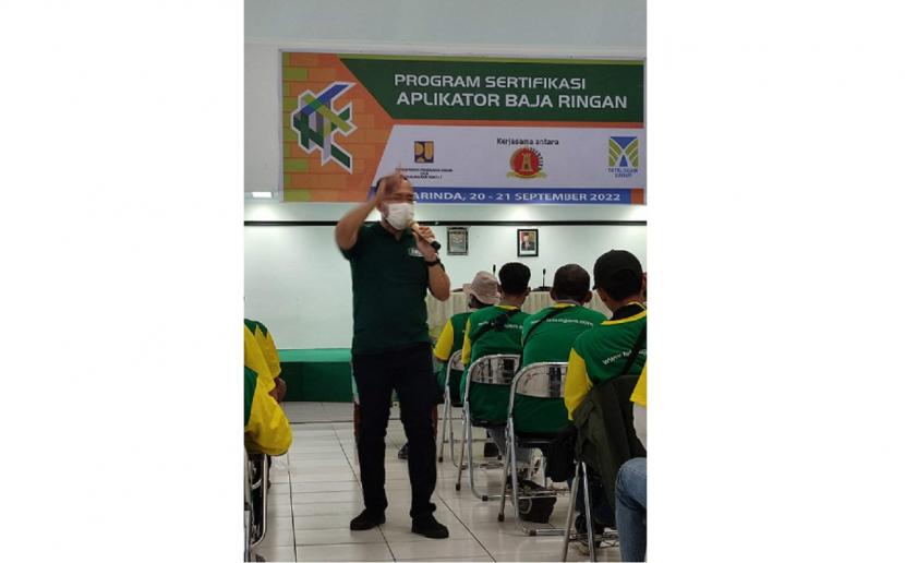Sebanyak 123 pekerja bangunan di Samarinda dan Palikpapan, Kalimantan Timur, yang tergabung dalam Himpunan Usahawan Mikro Kecil Menengah Bangunan Nasional Indonesia (Huni) menjalani pelatihan dan sertifikasi sebagai aplikator baja ringan.