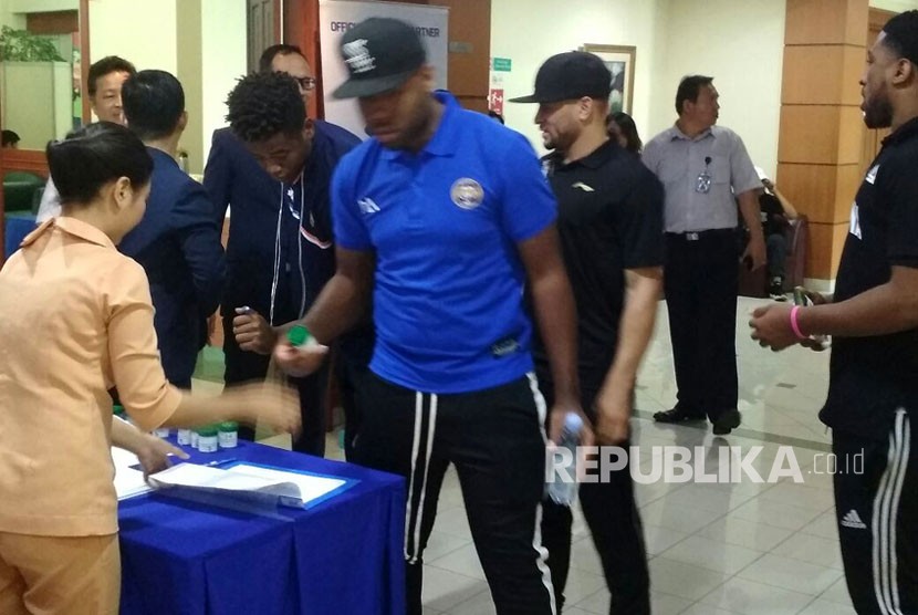 Sebanyak 13 pemain Asing IBL yang telah tiba di Indonesia, melakukan tes medis. Pemeriksaan kesehatan yang difasilitasi oleh IBL ini dilakukan, Kamis (2/11) pagi di Royal Progres Hospital Jakarta Utara.