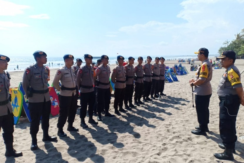 Sebanyak 13 personel Tim SAR Brimob Polda Jabar diterjunkan untuk menjaga kawasan wisata Pantai Pangandaran, Ahad (29/12). 