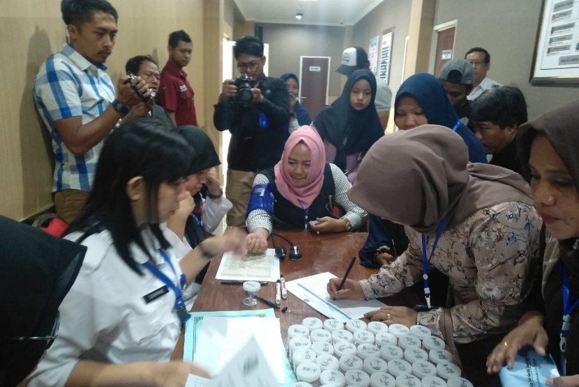 Sebanyak 132 bakal calon Kepala Desa di Kabupaten Sampang, Madura, melaksanakan tes urin di Kantir Badan Narkotika Nasional (BNN) Provinsi Jatim, Jalan Sukomanunggal, Surabaya, Kamis (3/10).