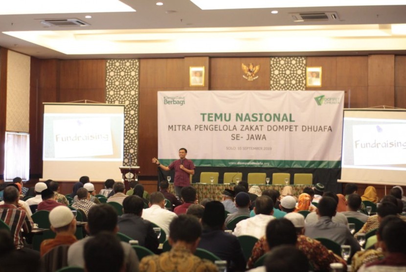  Sebanyak 135 Mitra Pengelola Zakat (MPZ) di wilayah Pulau Jawa  berkumpul di Syariah Hotel, Solo pada Selasa (10/9). Kehadiran para amil tersebut untuk menghadiri Temu Nasional MPZ chapter pulau Jawa, yang diselenggarakan oleh Dompet Dhuafa, sebagai salah satu Lembaga Amil Zakat Nasional (LAZNAS) terbesar di Indonesia. 