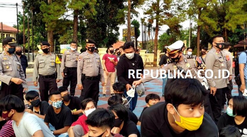 Sebanyak 135 pelajar diamankan polisi karena menggelar aksi demonstrasi di depan kantor DPRD Subang tanpa pemberitahuan. Mereka juga merusak fasilitas umum di sekitar kantor DPRD Subang.