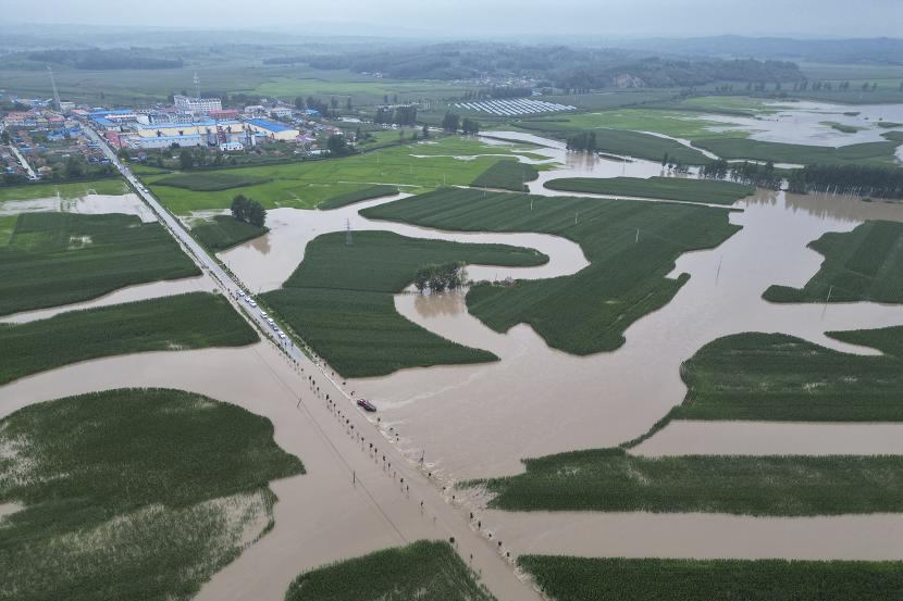 Sebanyak 14 orang dilaporkan tewas akibat banjir akhir pekan lalu yang disebabkan Badai Doksuri di Kota Shulan, Cina.
