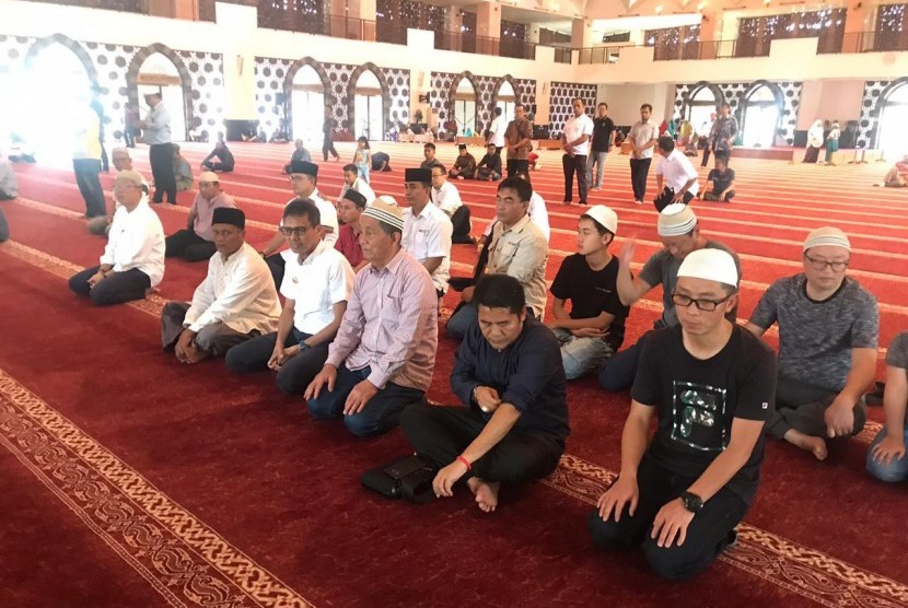 Sebanyak 15 orang wisatawan Muslim asal Kota Kunming, China berkesempatan menunaikan shalat zuhur di Masjid Raya Sumatra Barat (Sumbar), siang ini, Rabu (29/1). 