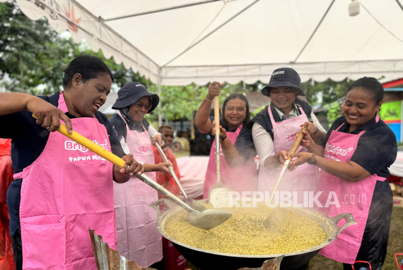 Sebanyak 15 relawan BUMN berkolaborasi dengan guru untuk memasak 350 porsi makanan bergizi menggunakan Bright Gas Pertamina