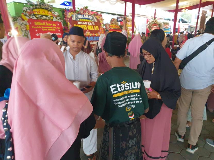 Sebanyak 15 ribu cup susu kambing etawa secara gratis digelar di area Pondok Pesantren Ora Aji asuhan Gus Miftah di Sleman Yogyakarta, Sabtu (2/9/2023).