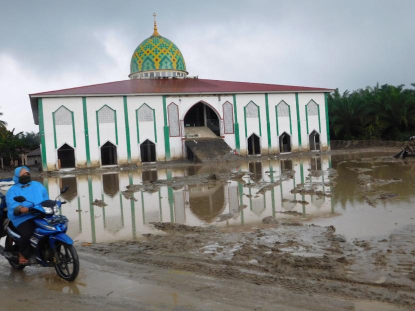 Sebanyak 15 rumah ibadah terdampak banjir bandang yang disertai dengan lumpur dan pasir di Luwu Utara..