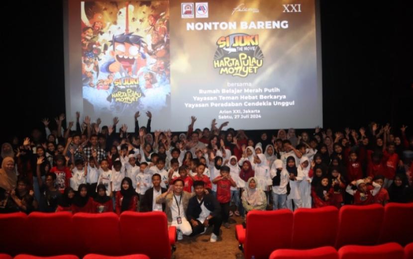 Sebanyak 150 anak dan pendamping dari Yayasan Peradaban Cendekia Unggul, Yayasan Teman Hebat Berkarya, dan Rumah Belajar Merah Putih berpartisipasi dalam kegiatan nonton bareng film Si Juki The Movie: Harta Pulau Monyet di bioskop Arion XXI akhir pekan kemarin.  