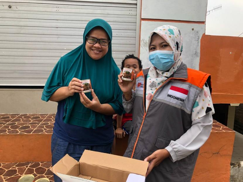 Sebanyak 150 kaleng Superqurban disalurkan tim Rumah Zakat untuk masyarakat terdampak pandemic COVId-19 yang berada di Kelurahan Bengkong Laut, Kecamatan Bengkong pada Selasa (06/7).
