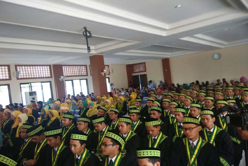 Sebanyak 150 lulusan STEI SEBI Angkatan X diwisuda, Sabtu (28/11).