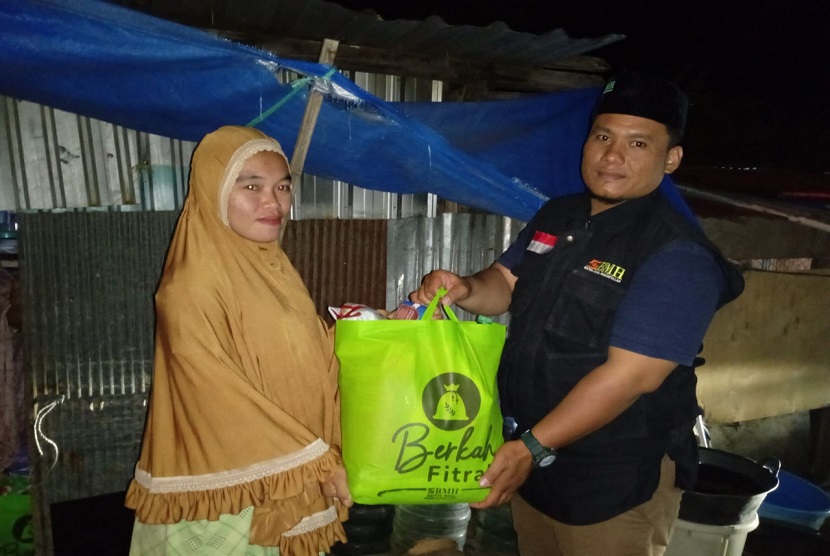  Sebanyak 150 paket berkah fitrah telah tuntas Laznas BMH salurkan kepada 150 warga dhuafa di Mamuju, Sulawesi Barat (101/4).