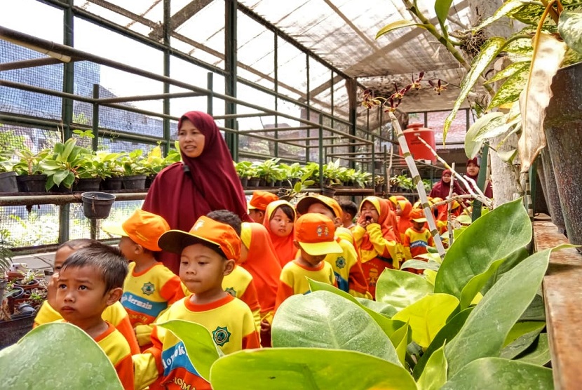 Sebanyak 151 murid beserta guru pendamping mengikuti outing class ke Fish Edupark Universitas Muhamadiyah Malang (UMM), Rabu (25/9). 