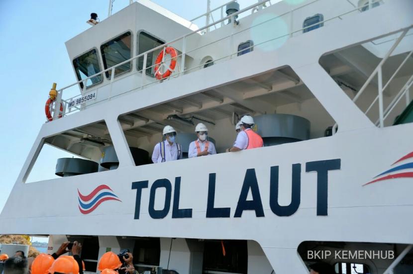Sebanyak 16 kontainer berisi beras diangkut dengan kapal Tol Laut dari Merauke ke Surabaya.