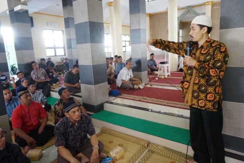 Sebanyak 165 takmir masjid se DIY mengikuti pelatihan penyembelihan hewan qurban di Masjid Ar Rahmah Krapyak.Sidoarum.Godean, Sleman Yogyakarta, Ahad (29/7)
