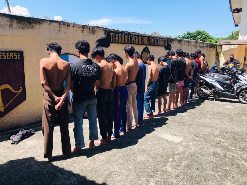 Sebanyak 17 pemuda diamankan Polsek Cibinong akibat hendak melakukan tawuran di Kelurahan Cikaret, Kecamatan Cibinong, Kabupaten Bogor.