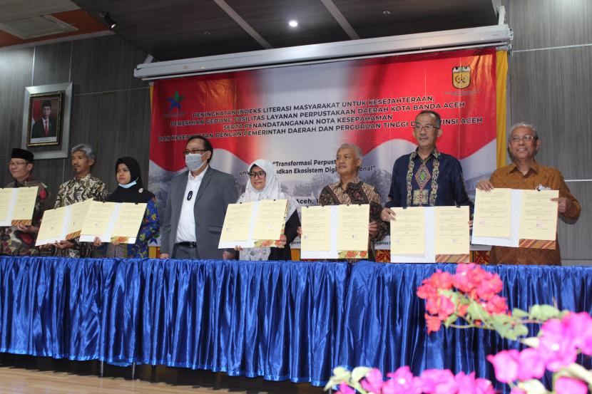 Sebanyak 17 Perguruan Tinggi Negeri (PTN)  dan Perguruan Tinggi Swasta (PTS) serta 10 Dinas Perpustakaan dan Kearsipan Kabupaten/Kota di Aceh meneken kerja sama dengan Perpustakaan Nasional Republik Indonesia (Pepusnas) di Banda Aceh, Kamis (19/5).