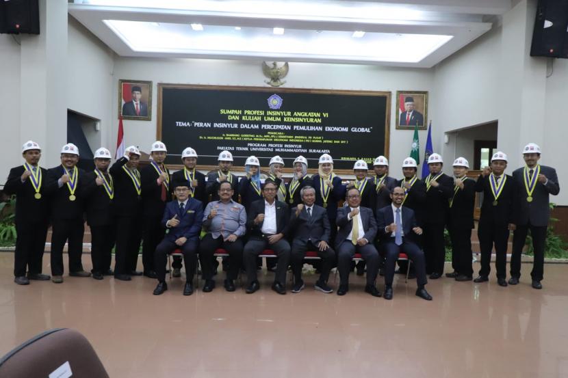 Sebanyak 18 insinyur baru, termasuk Wakil Rektor V, Dekan, hingga Rektor UMS berfoto bersama, Senin (30/1/2023).