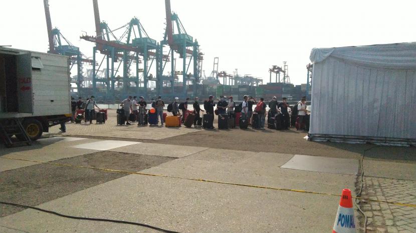Sebanyak 185 ABK kapal MV Zuiderdam dievakuasi pada Kamis (6/8) melalui Terminal 2 JICT Tanjung Priok untuk dilakukan tes usap.
