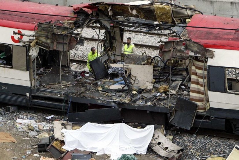 Sebanyak 191 orang tewas dan hampir 2.000 orang terluka dalam serangan bom di stasiun Madrid pada 11 Maret 2004.. 