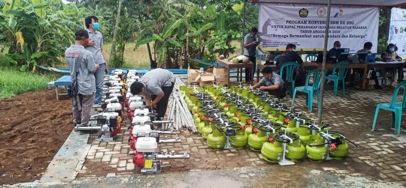 Sebanyak 2.000 nelayan di Cilacap menerima bantuan pemerintah berupa perangkat konverter Bahan Bakar Minyak (BBM) ke Bahan Bakar Gas (BBG).