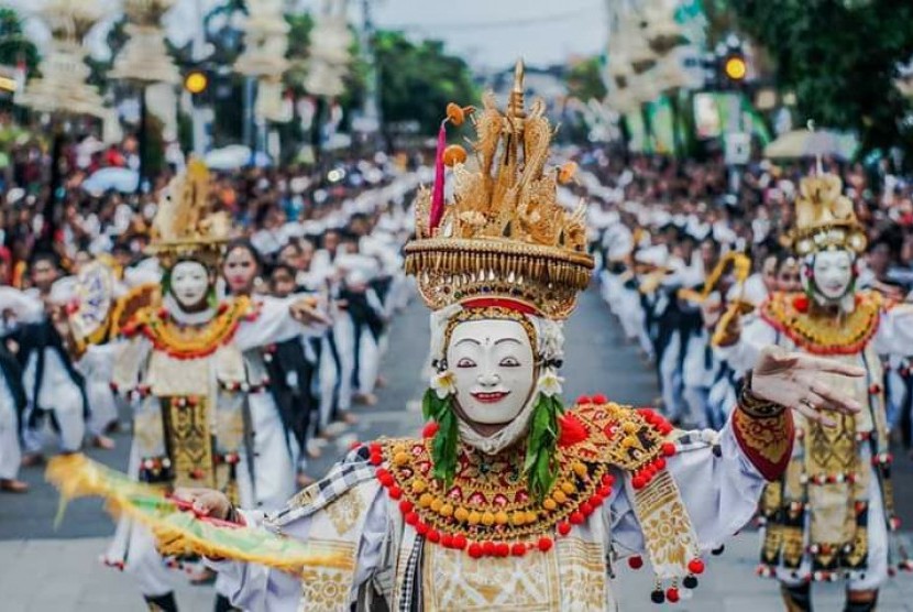 Sebanyak 2.019 penari meriahkan pembukaan Festival Semarapura IV di Catus Pata, Klungkung Bali, Ahad (28/4).