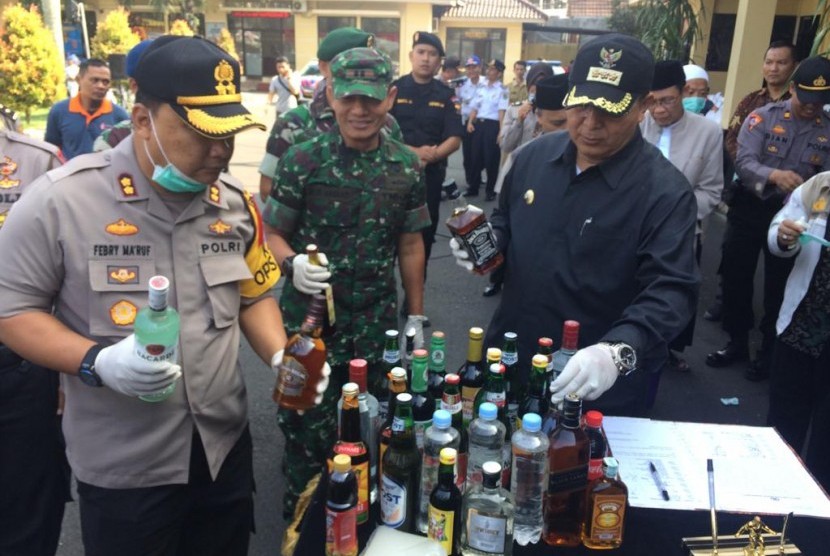 Sebanyak 2.193 botol miras dimusnahkan di halaman Polres Tasikmalaya Kota, Selasa (28/5). Ribuan botol miras berbagai jenis itu disita dari operasi pekat 2019 di Kota Tasikmalaya.