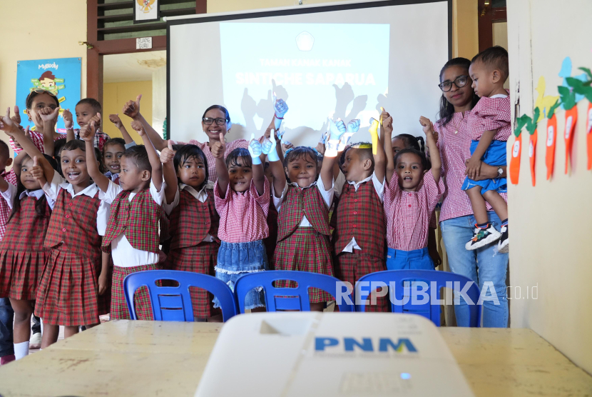 Sebanyak 2.800 anak dari nasabah PNM Mekaar di seluruh Indonesia telah menerima beasiswa pendidikan