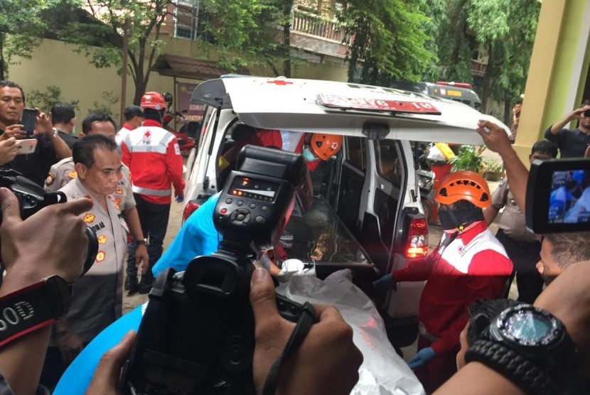 Sebanyak 2 kantong jenazah korban jatuhnya pesawat Lion Air JT-610 tiba di Rumah Sakit (RS) Polri, Selasa (30/10), Jakarta. 