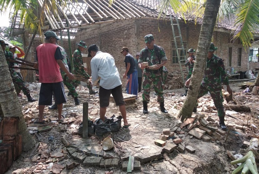 Sebanyak 2 SSK prajurit Korem 064 Maulana Yusuf Banten diterjunkan ke lokasi gempa bumi 7,4 SR.