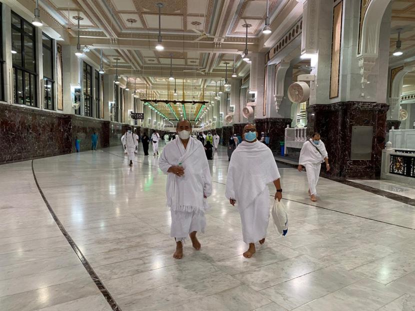 Saudi: Tak Ada Jamaah Umroh yang Terpapar Covid-19. Foto: Sebanyak 20 anggota Kesatuan Tour Travel Haji Umrah Republik Indonesia (Kesthuri) yang berangkat umrah gelombang telah menyelesaikan karantina. Dari hasil tes setelah karantina semuanya negatif Covid-19 dan langsung bisa menjalankan ibadah umrah.Sabtu (28/11)