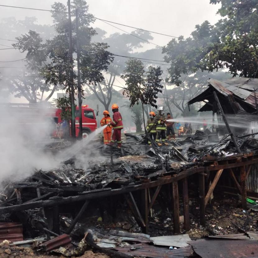 Sebanyak 20 kios aksesori motor dan 2 warung di Jalan Soekarno Hatta, Kelurahan Babakan Penghulu, Kecamatan Cinambo, Kota Bandung ludes terbakar api sekitar pukul 05.40 Wib, Ahad (31/1). Tidak terdapat korban jiwa dalam peristiwa tersebut sedangkan penyebab kebakaran masih dalam penyelidikan.
