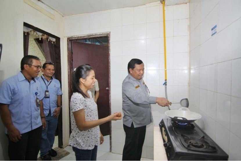Sebanyak 20 orang anggota Komisi VII DPR yang dipimpin Wakil Ketua Komisi Herman Khaeron ini meninjau lokasi perumahan warga yang telah tersambung jaringan gas bumi (jargas) rumah tangga milik PGN di Perumahan Sentosa Perdana, Batuaji, Batam. 