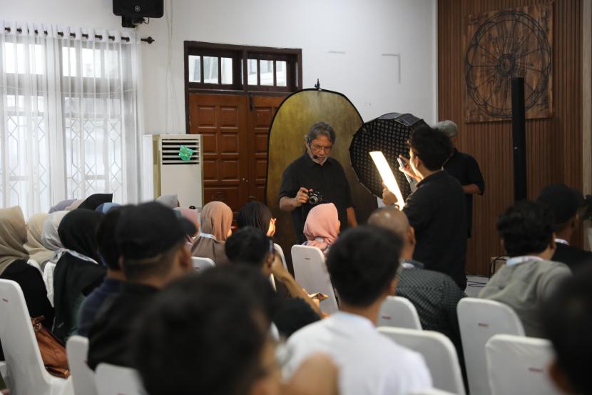 Sebanyak 20 orang terpilih mengikuti private mentoring bersama fotografer kondang, Darwis Triadi.