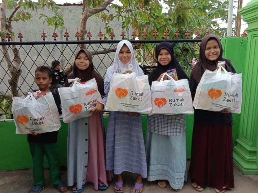 -Sebanyak 20 paket Kado Lebaran Yatim (KLY) diberikan oleh Rumah Zakat Cilegon kepada anak-anak dari keluarga pra-sejahtera di wilayah Cibeber tepatnya dilingkungan Cikerut, RT 04 RW 04, Kelurahan Karangasem, Kecamatan Cibeber. 