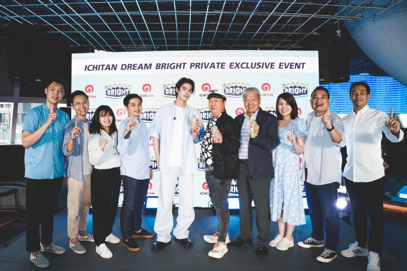 Sebanyak 20 pemenang Ichitan Dream Bright bersama Bright Vachirawit. 