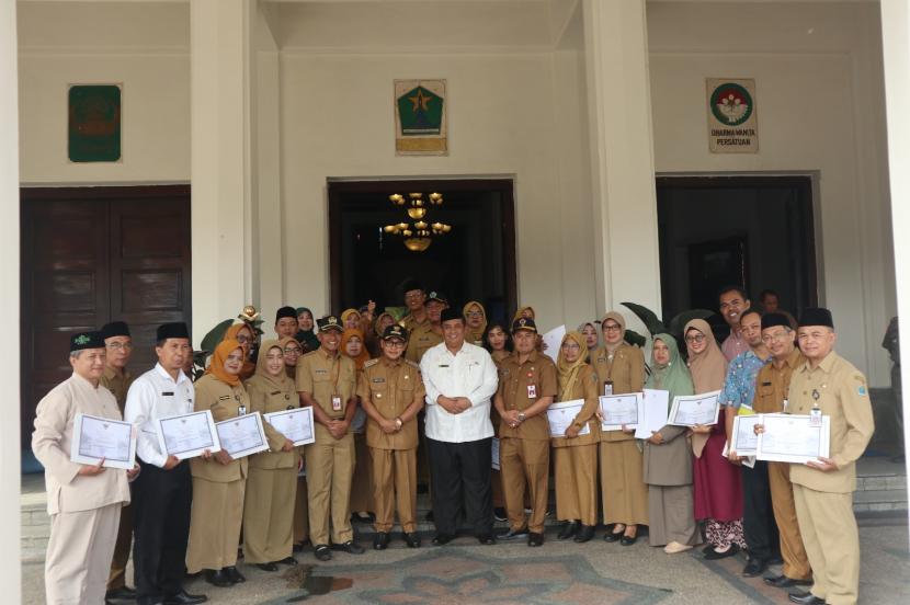  Sebanyak 20 sekolah tingkat dasar dan menengah di Kota Malang menerima penghargaan Adiyiwata tingkat kota di Balai Kota Malang.